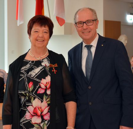 Elisabeth Willeke (links im Bild) erhielt das Verdienstkreuz am Bande des Verdienstordens der Bundesrepublik Deutschland aus den Händen von Landrat Manfred Müller  Bildnachweis: Amt für Presse- und Öffentlichkeitsarbeit, Kreis Paderborn, Ulrike Sander